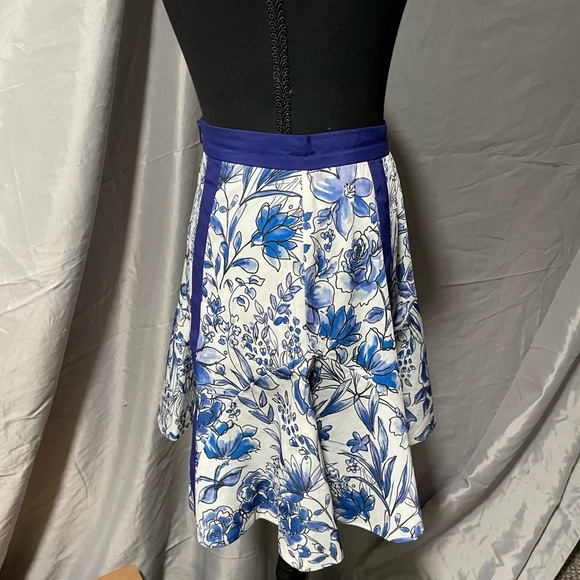 Cameo Blue and White Garment - Picture 5 of 12